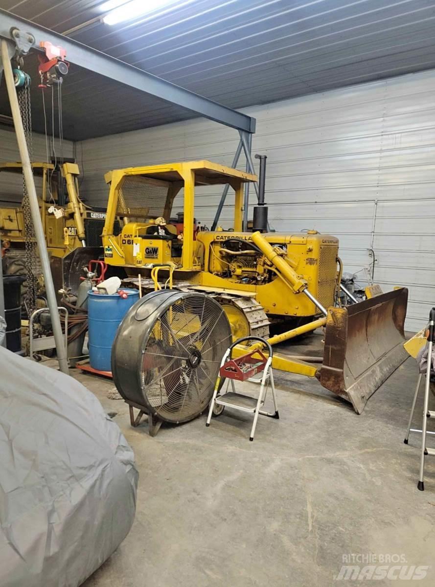 CAT D6B Buldožerji goseničarji