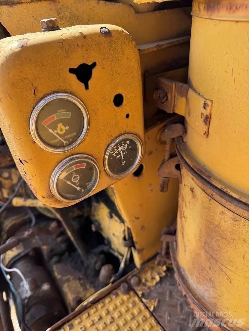 CAT D7 Buldožerji goseničarji