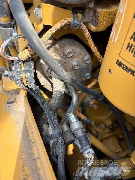 CAT D8T Buldožerji goseničarji