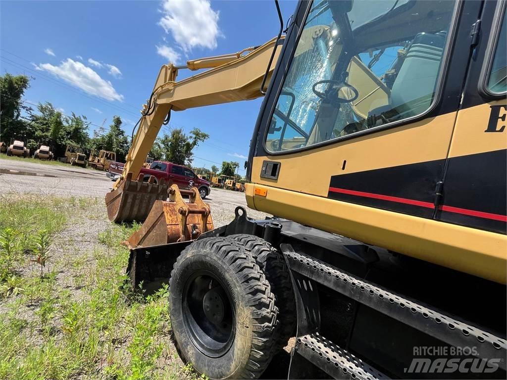 CAT M318 Bagri na kolesih