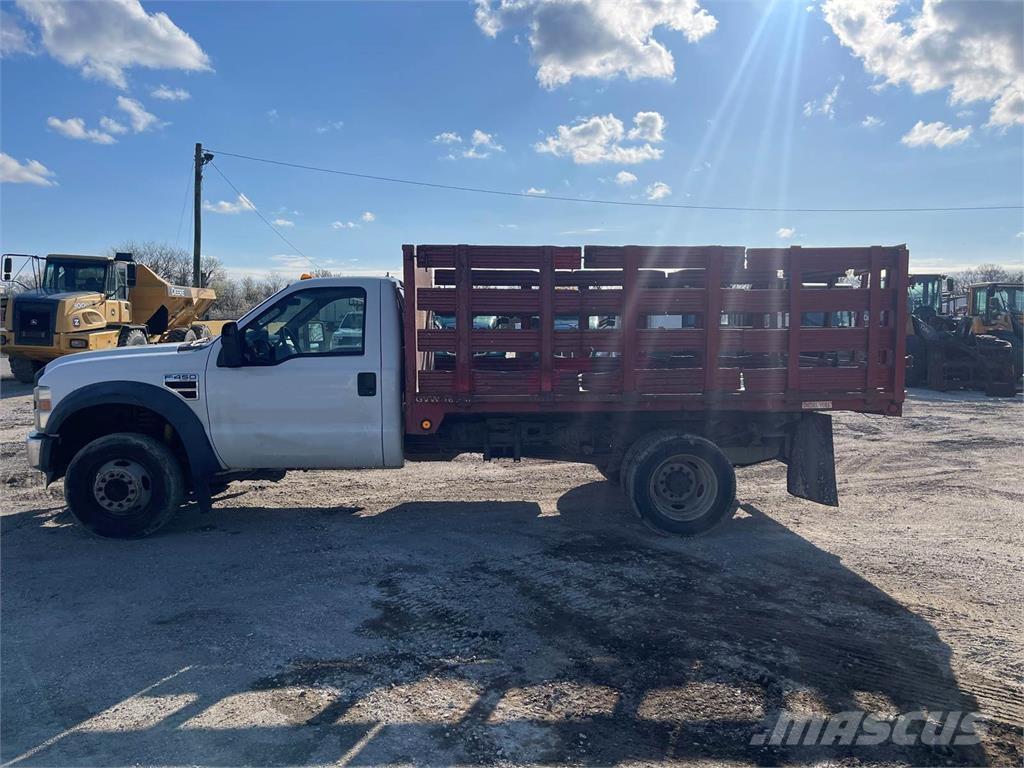Ford F-450 Tovornjaki za prevoz živine