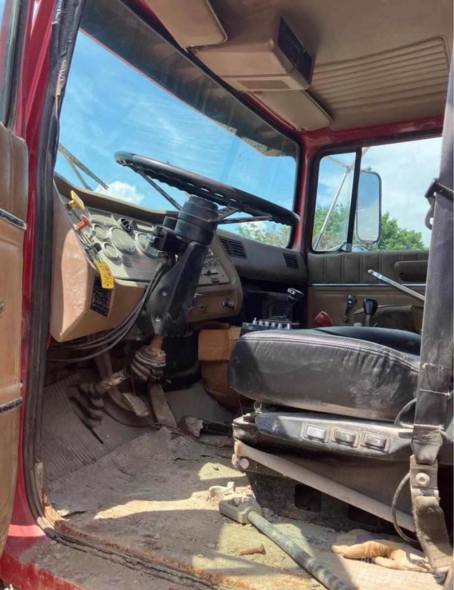 Ford L9000 Tovornjaki cisterne