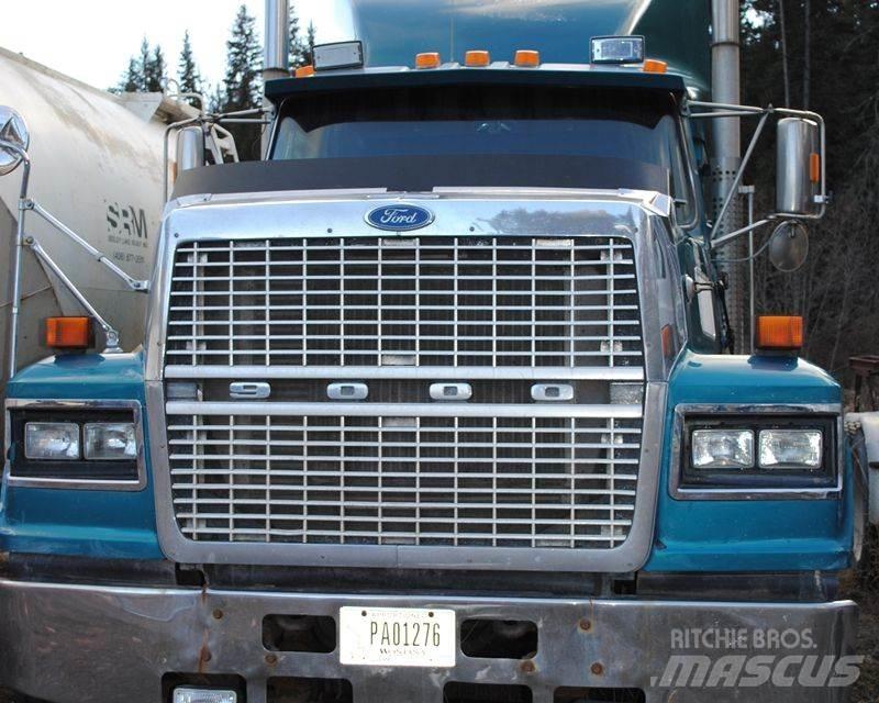 Ford LTL9000 Vlačilci