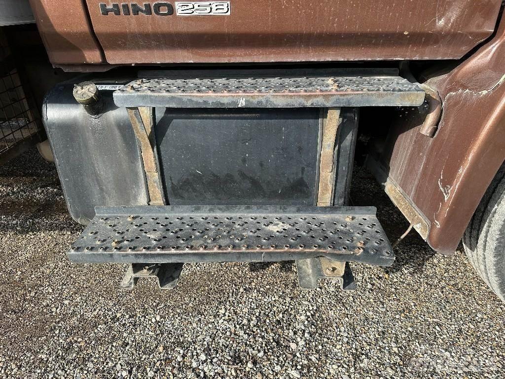 Hino 238 Tovornjaki cisterne