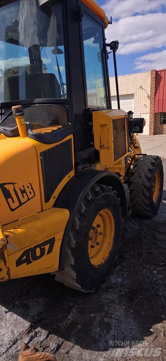 JCB 407 Kolesni nakladalci