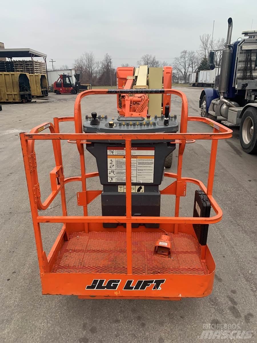 JLG E300AJ Vertikalna dvigala