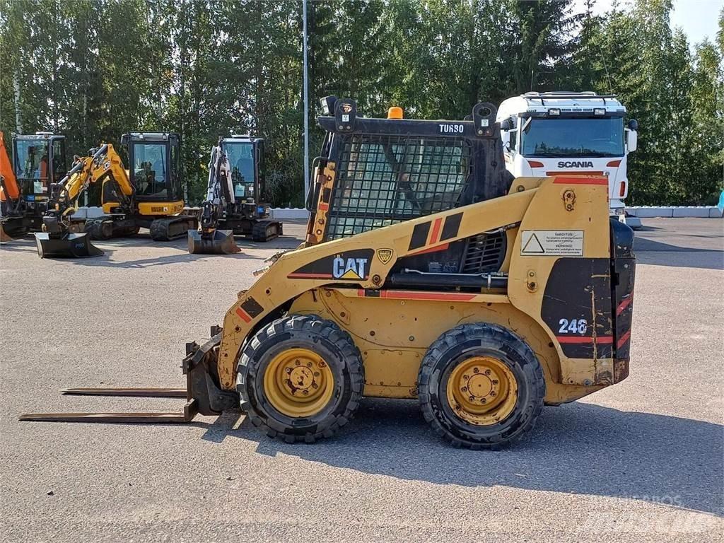 CAT 246 Skid steer mini nakladalci