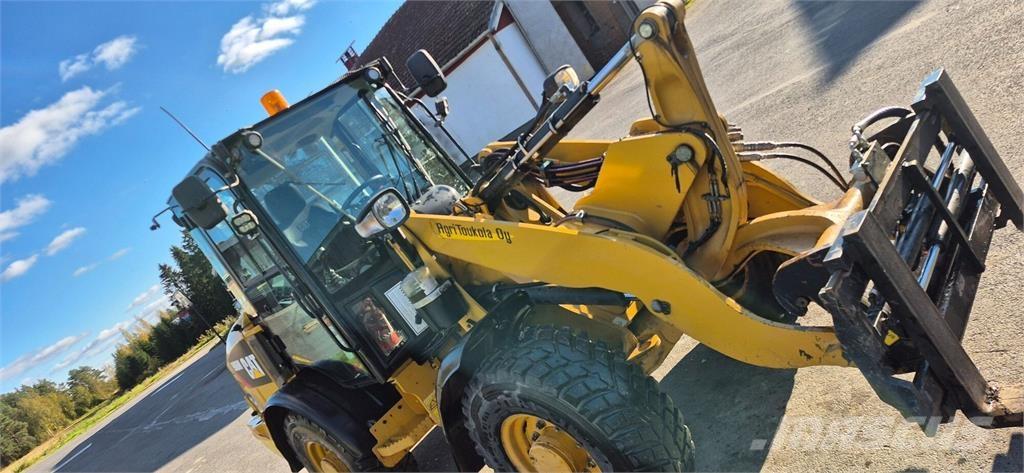 CAT 906M Kolesni nakladalci