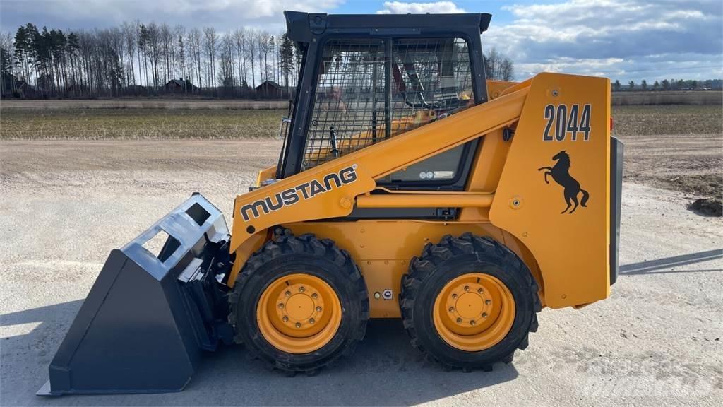 Mustang 2044 Skid steer mini nakladalci