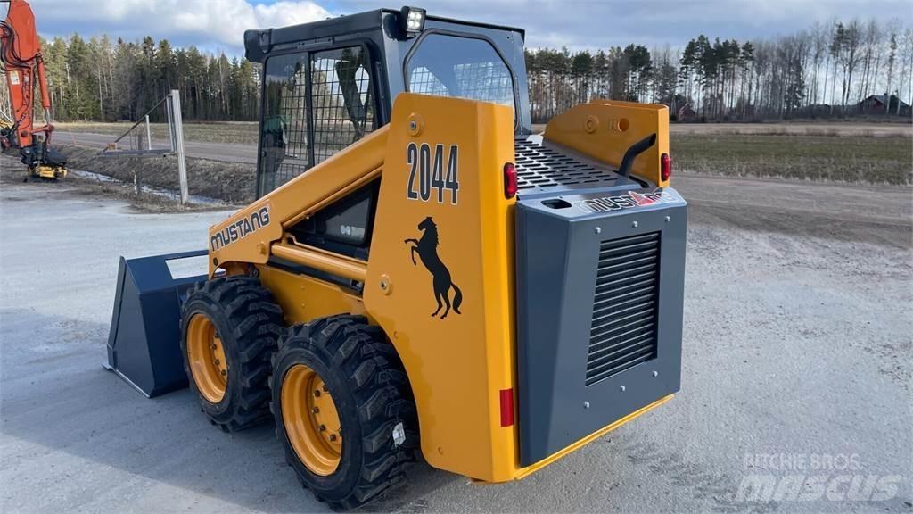 Mustang 2044 Skid steer mini nakladalci