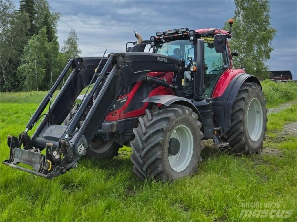 Valtra T144 Versu Traktorji