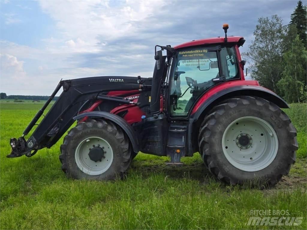 Valtra T144 Versu Traktorji