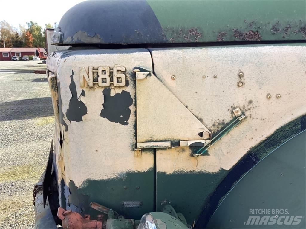 Volvo N 86 Tovornjaki s kesonom/platojem