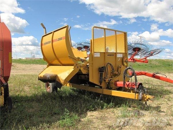 Haybuster 2650 Rezač za bale, oprema za rezanje in odvijanje bal