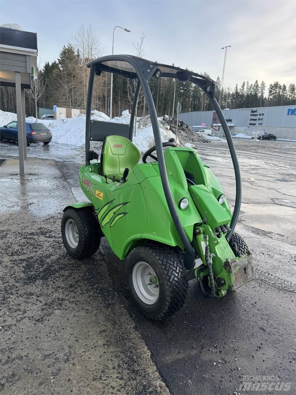 Avant 220 Skid steer mini nakladalci