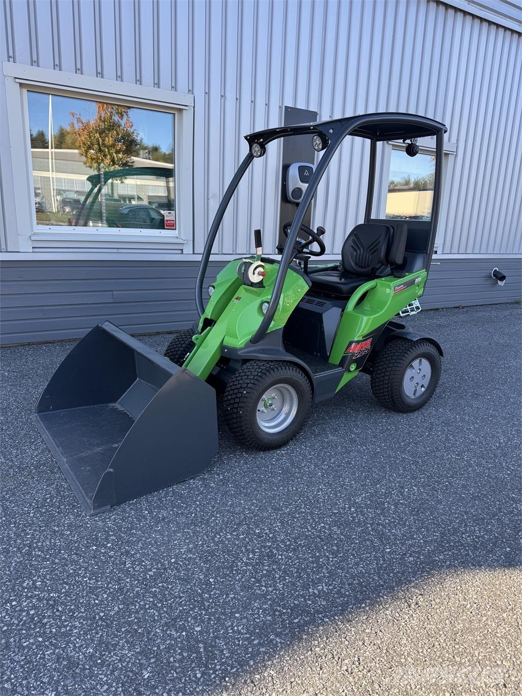 Avant 225 med skopa Skid steer mini nakladalci