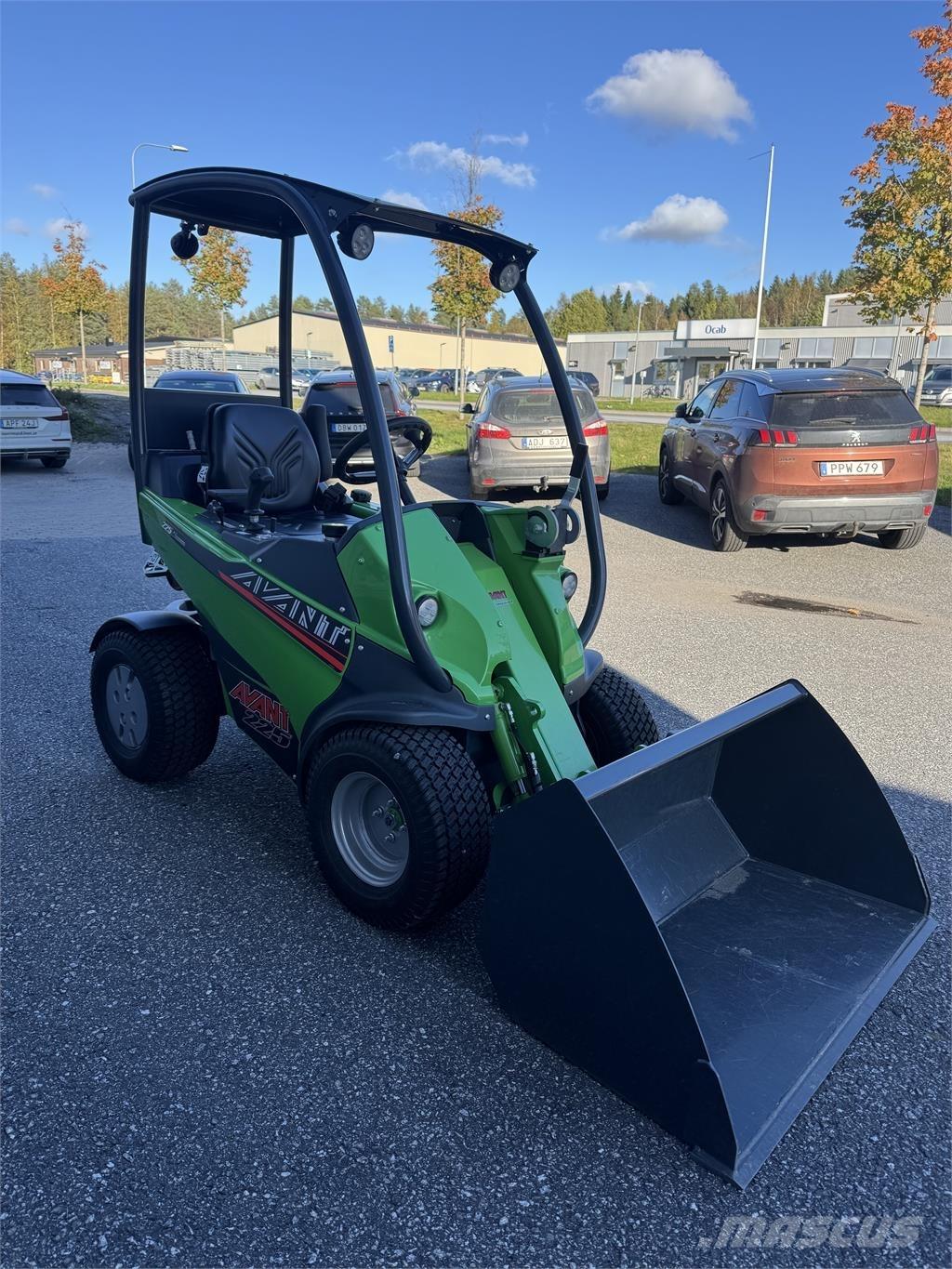 Avant 225 med skopa Skid steer mini nakladalci