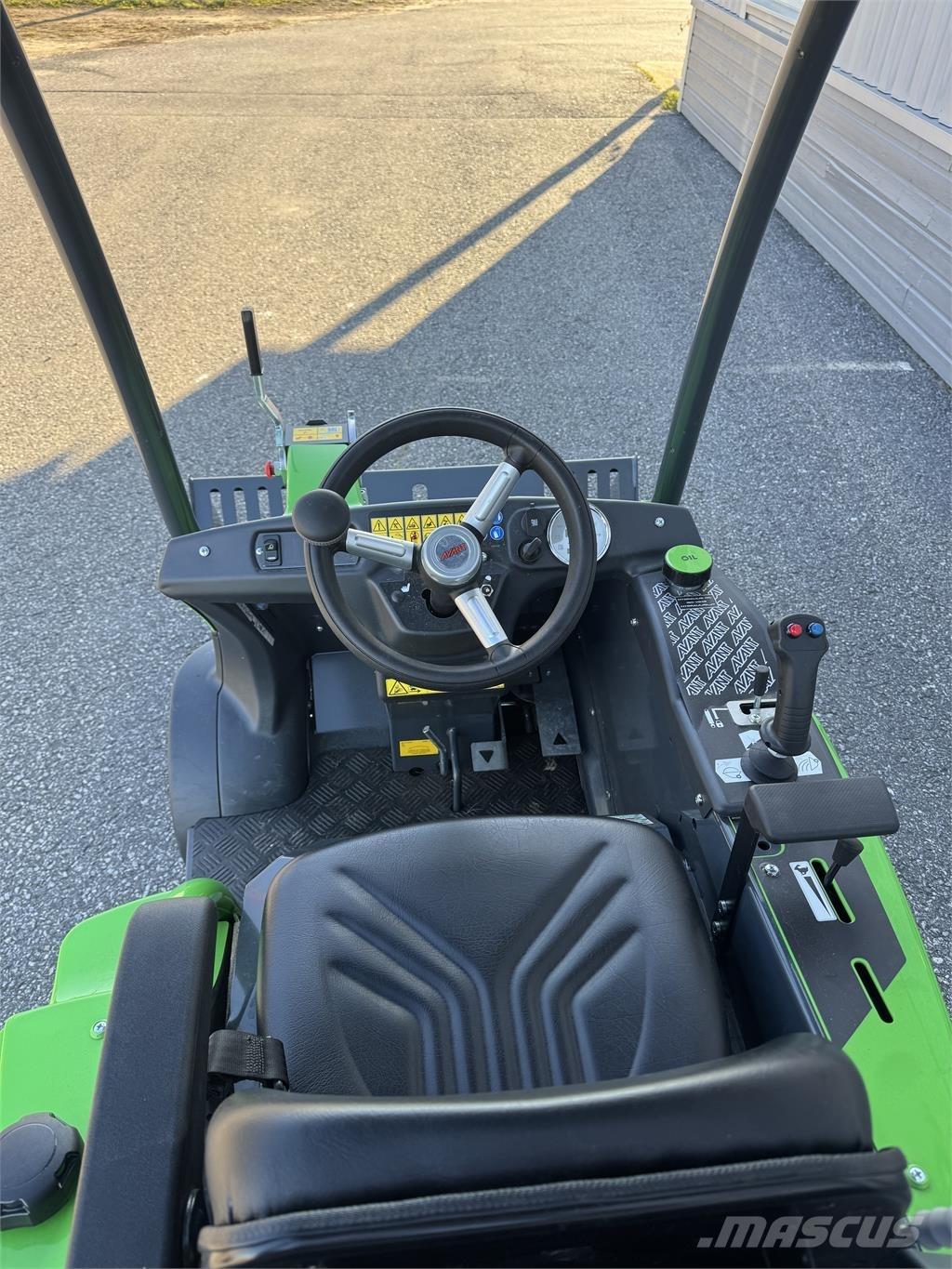 Avant 225 med skopa Skid steer mini nakladalci