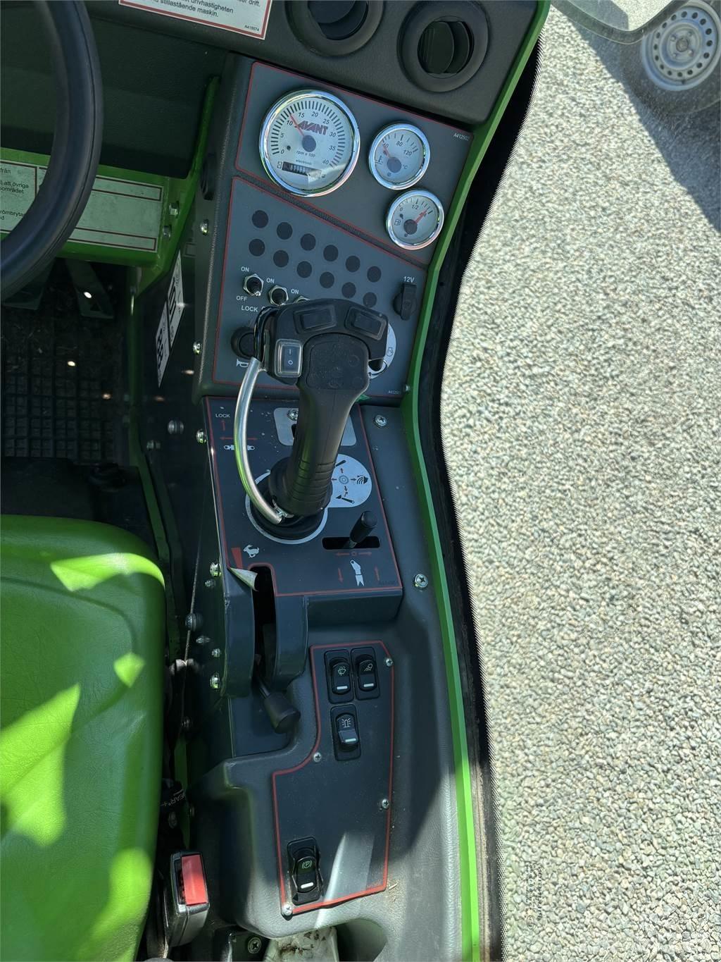 Avant 528 Skid steer mini nakladalci