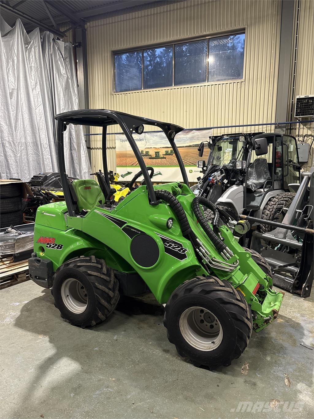 Avant 528 Skid steer mini nakladalci