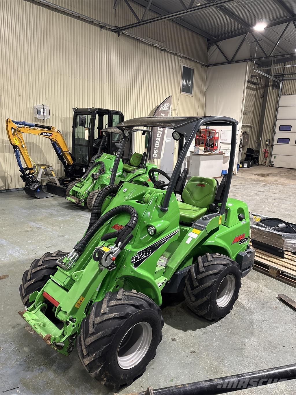 Avant 528 Skid steer mini nakladalci