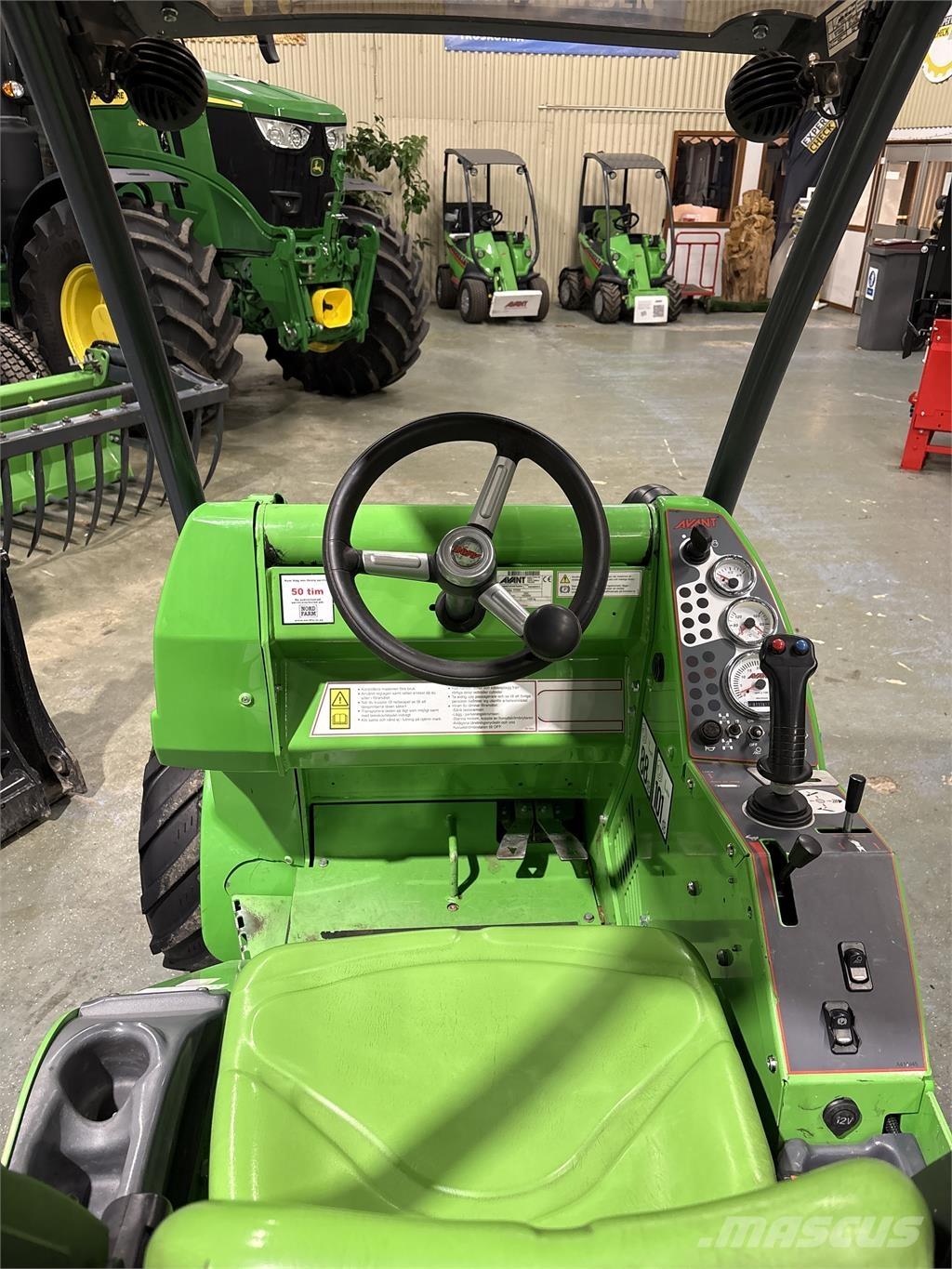 Avant 528 Skid steer mini nakladalci