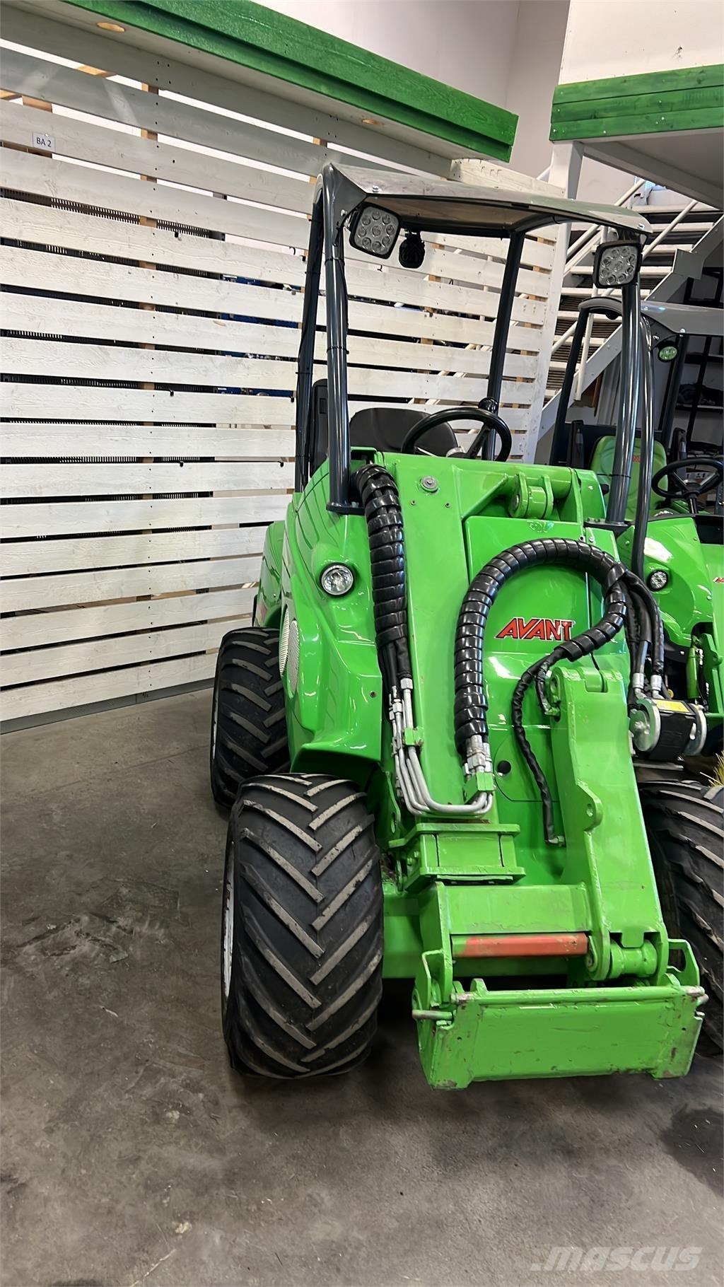 Avant 630 Beg Skid steer mini nakladalci