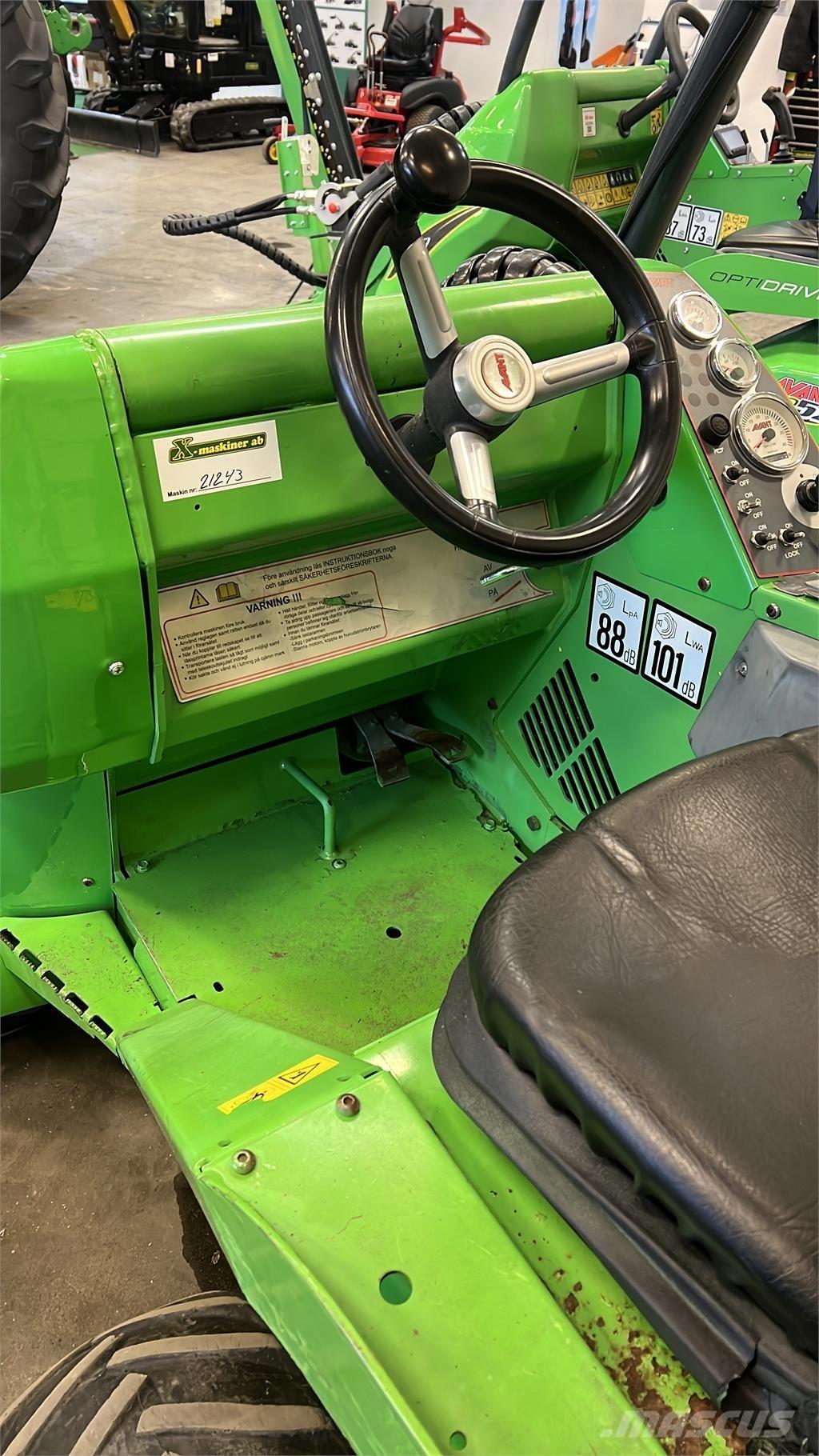 Avant 630 Beg Skid steer mini nakladalci