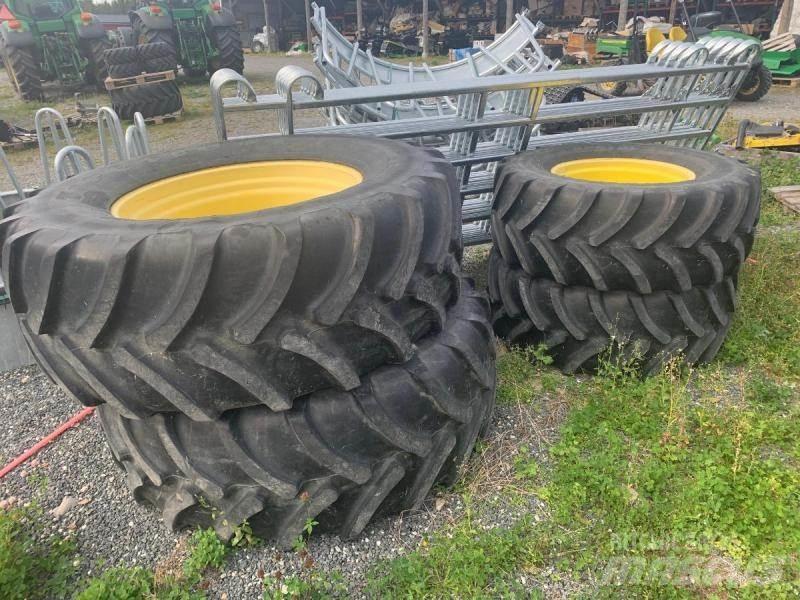 Firestone Däck på fälg Gume, kolesa in platišča
