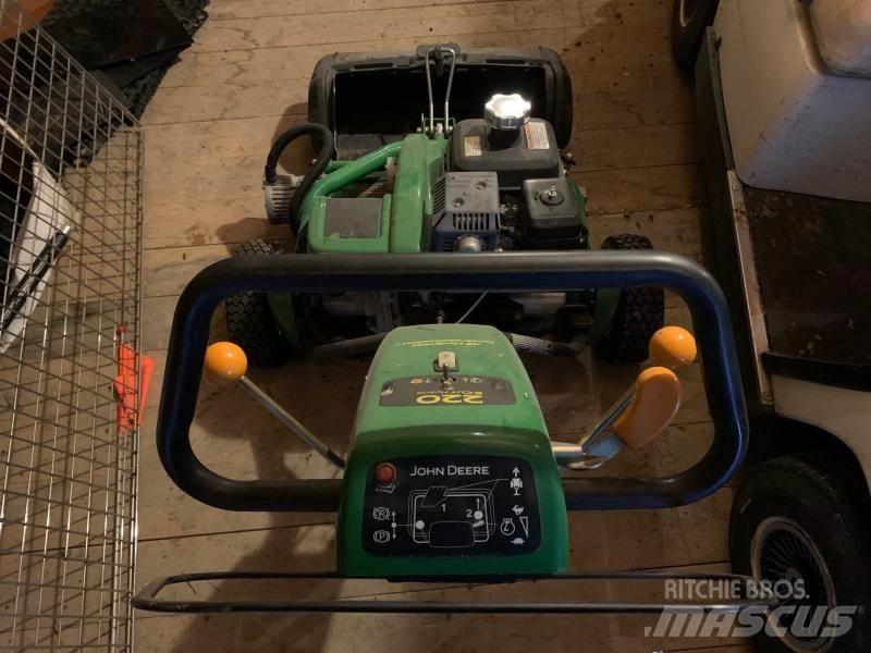 John Deere 220 Vrtni traktor kosilnice