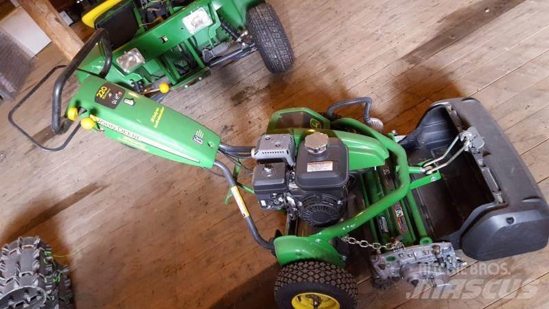 John Deere 220 Vrtni traktor kosilnice