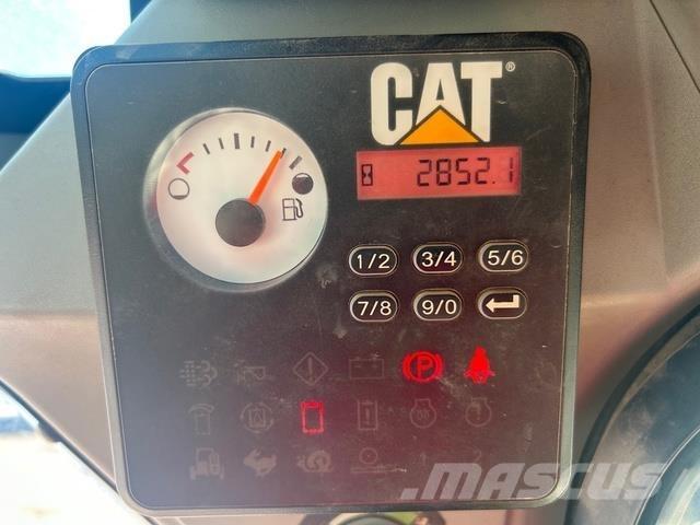 CAT 236D Gume, kolesa in platišča