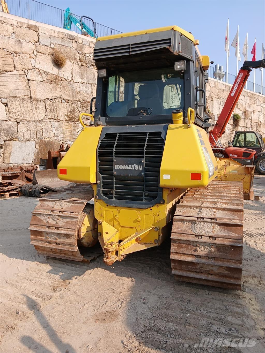 Komatsu D51PXI-22 Buldožerji za polaganje cevi