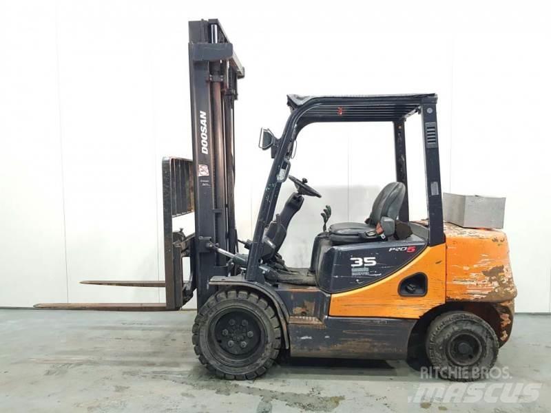 Doosan D35C-5 Dizelski viličarji