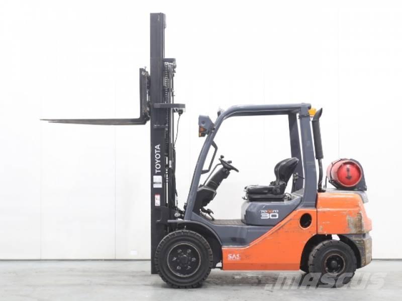 Toyota 02-8FGF30 Plinski viličarji