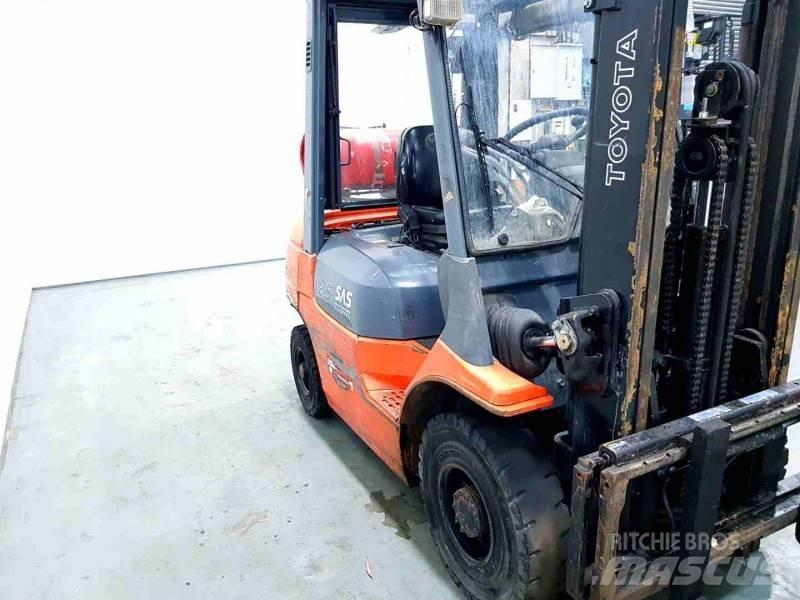Toyota 42-7FGF25 Plinski viličarji