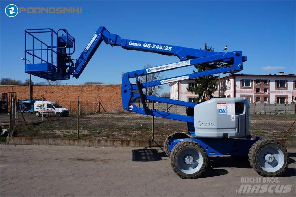 Genie Z45/25J Zglobne dvižne ploščadi