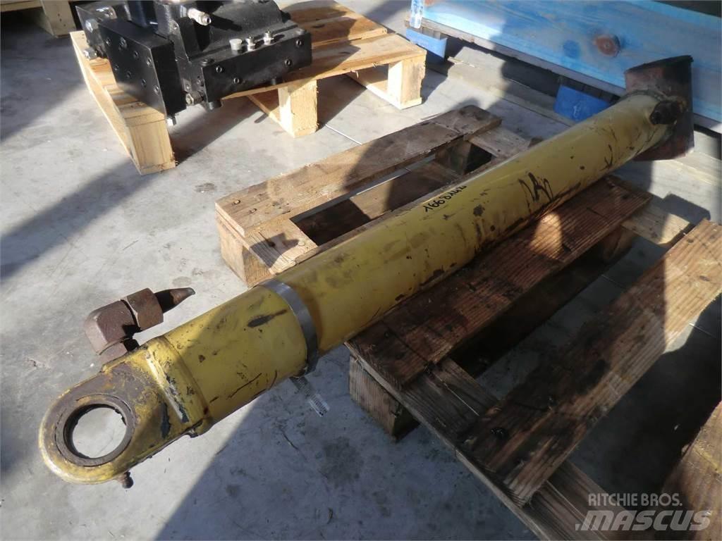 CAT 438C Drugo