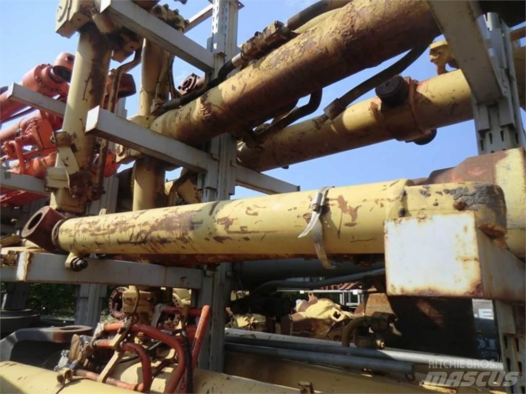 CAT 438C Drugo