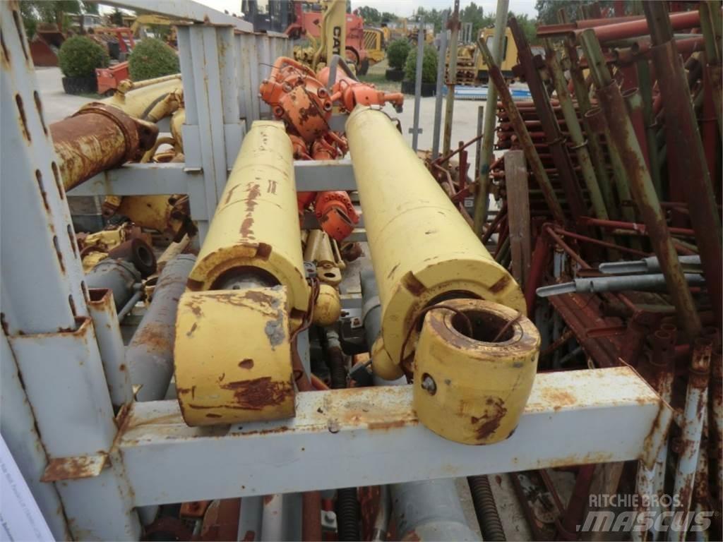 CAT 438C Drugo