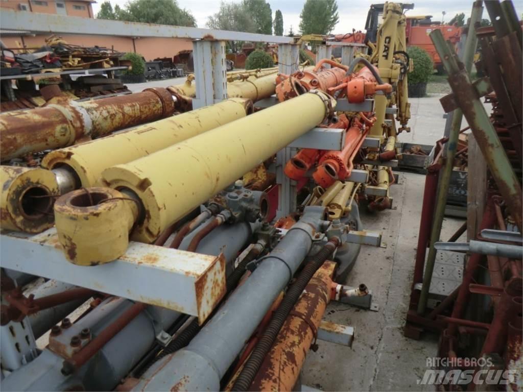 CAT 438C Drugo