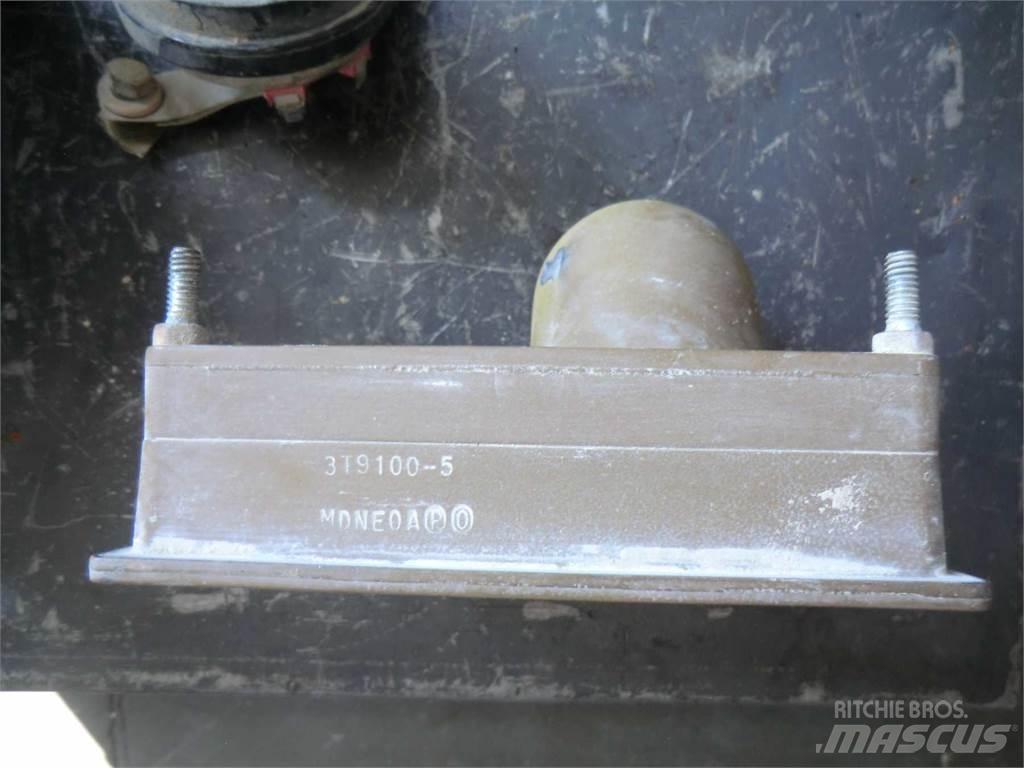 CAT 438C Drugo