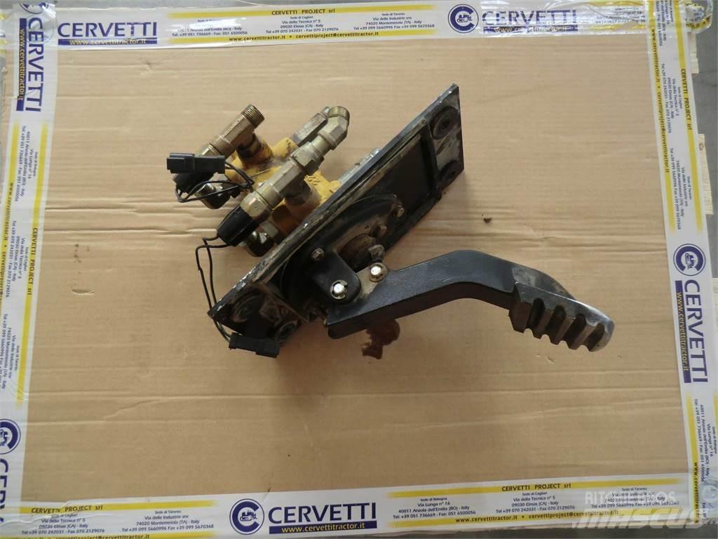 CAT 735 Drugo