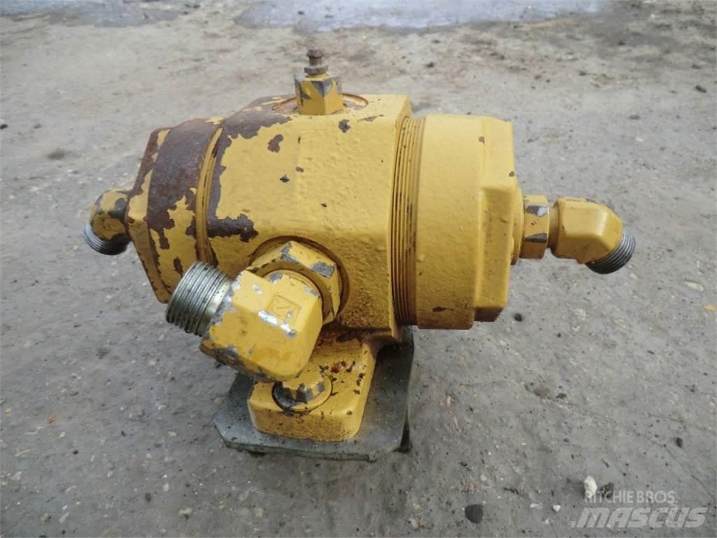 CAT 735 Drugo