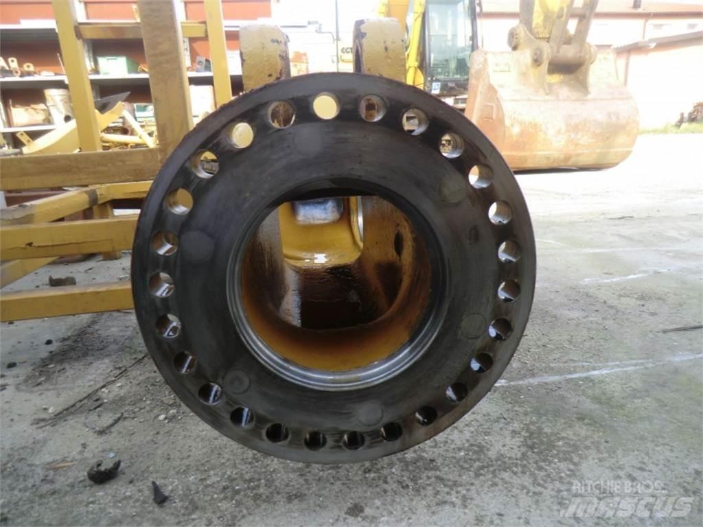 CAT 735 Drugo