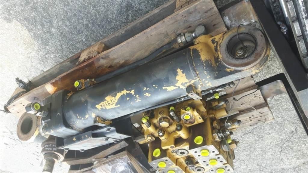 CAT 953C Drugo