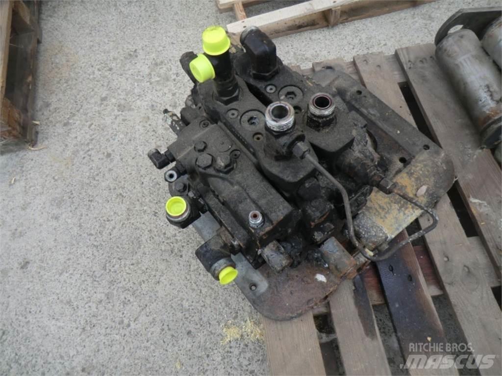 CAT 963D Drugo