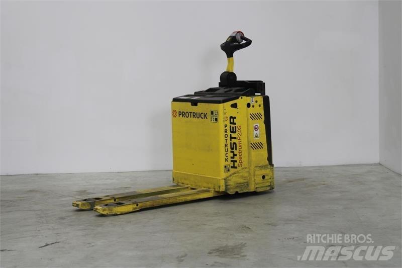 Hyster P2.0S Električni nizko dvižni viličar s stojiščem