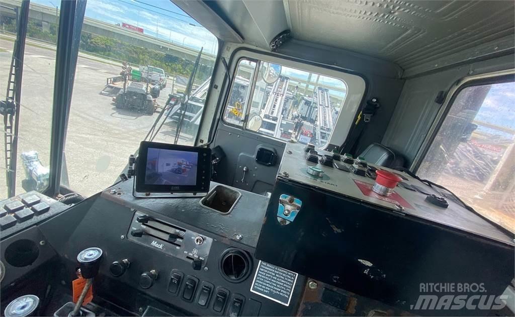 Mack MR688S Komunalni tovornjaki