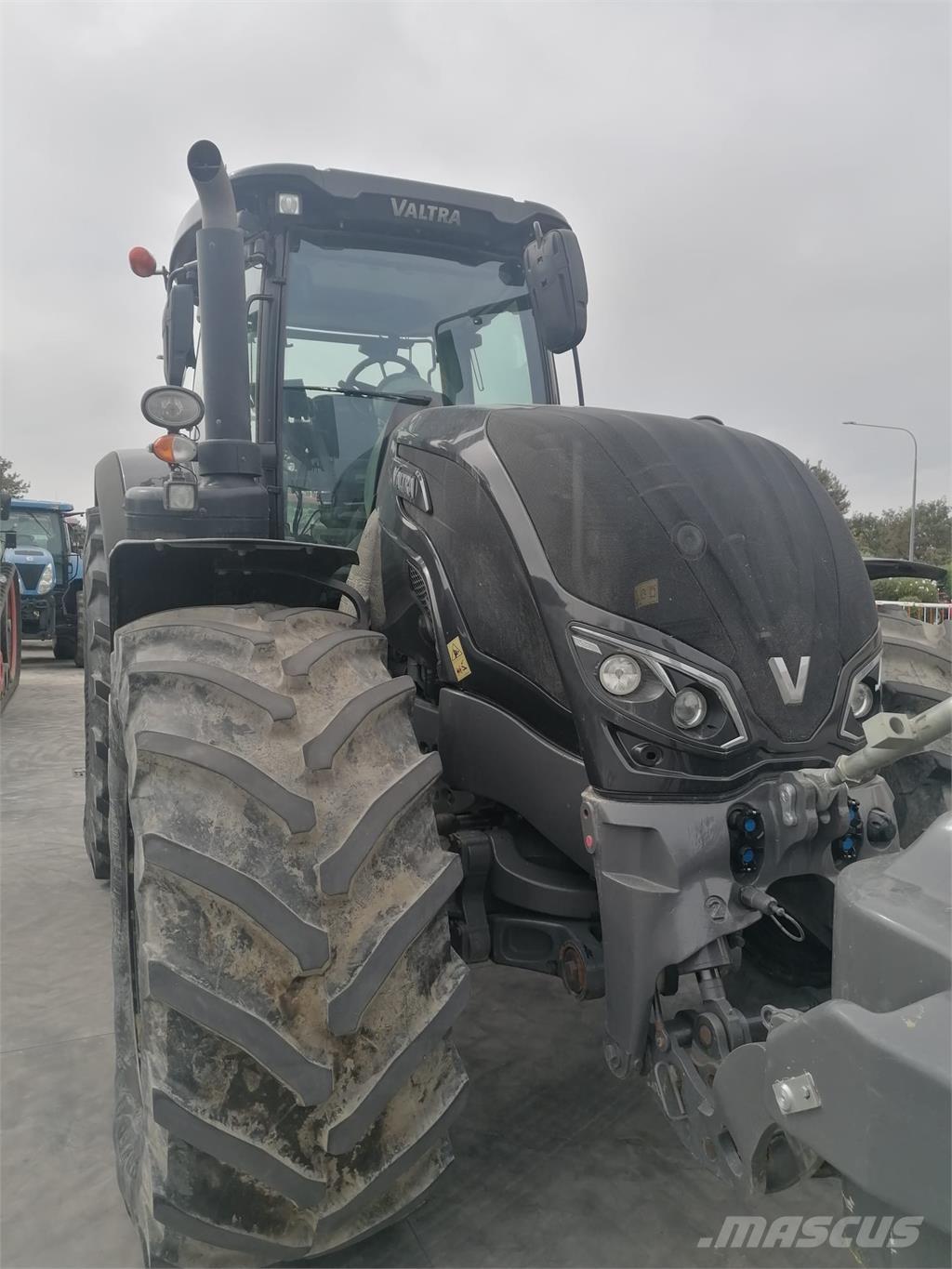 Valtra S324 Traktorji